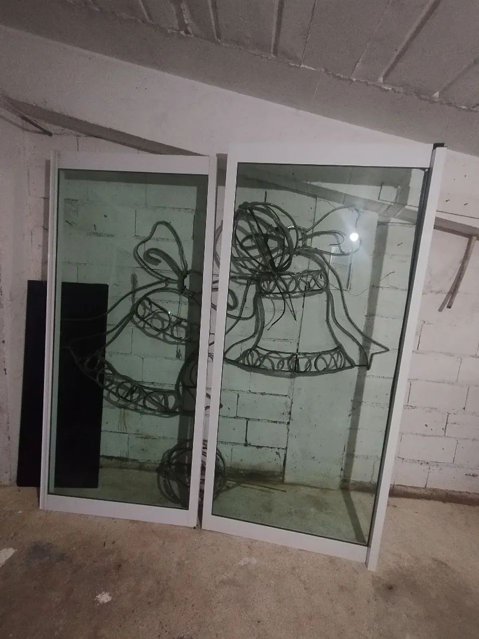 Vendo porta com esquadria 222 por 176<br>222 altura <br>198 largura<br>222 altura <br>198 largura
