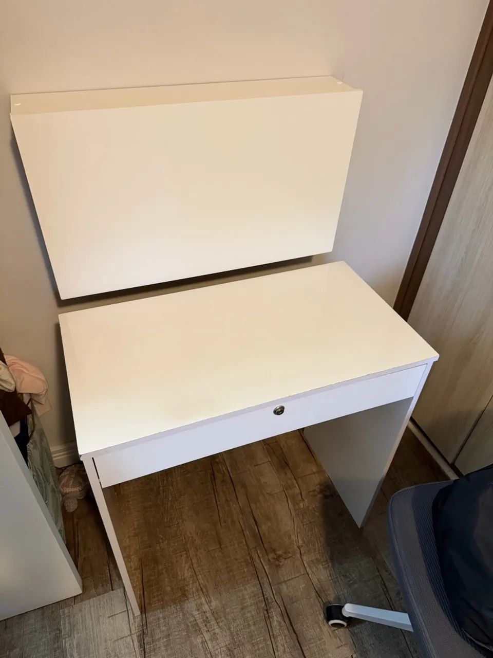 Mesa branca com gaveta 