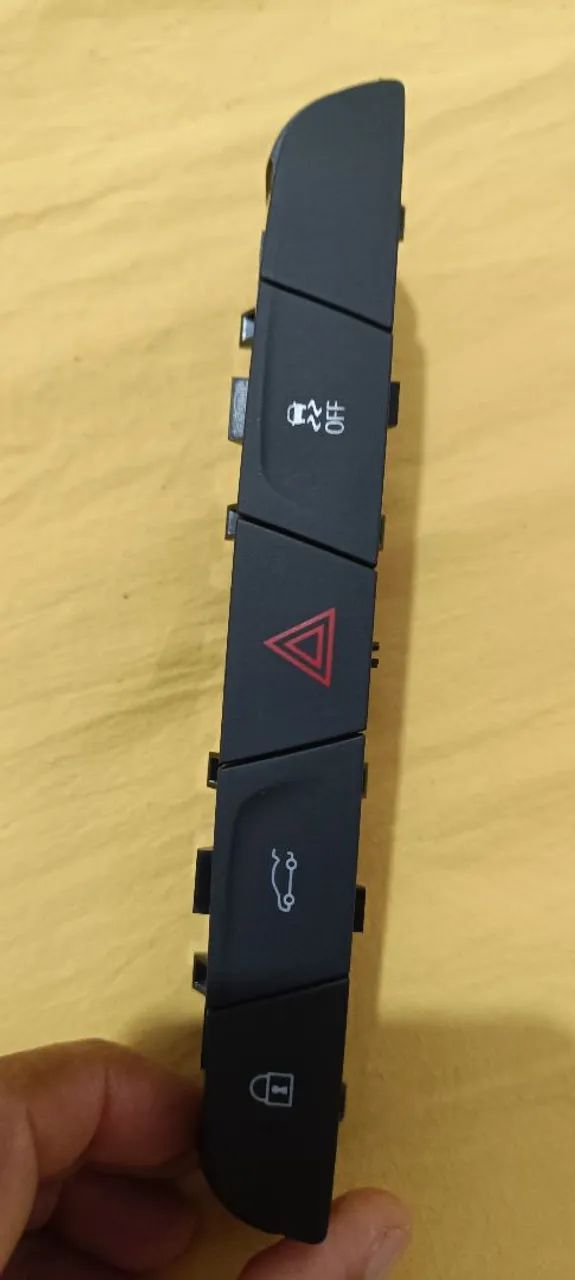 Botão de comando para Onix ,Tracker 2020/2024 Alerta,pisca ,porta mala,e trava 