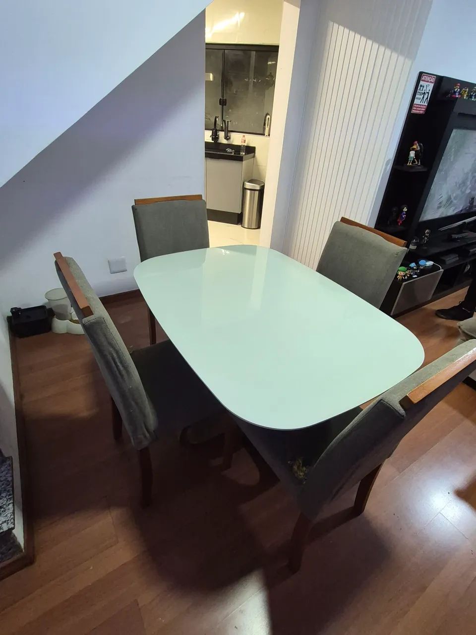 Mesa em madeira maciça com tampo de vidro e 4 cadeiras - Foto 4