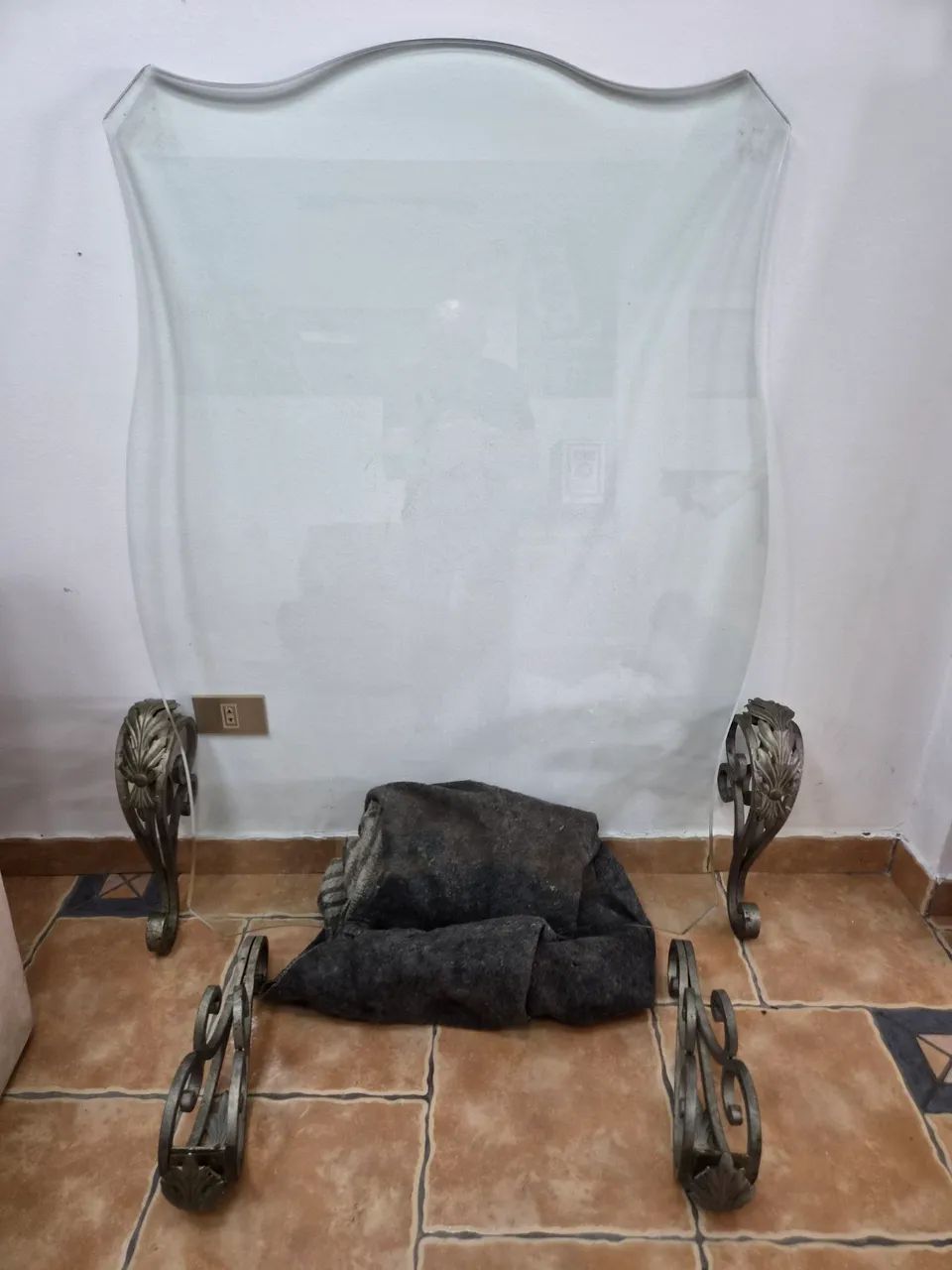 Mesa de centro de vidro com pés de ferro estilo colonial - Foto 2