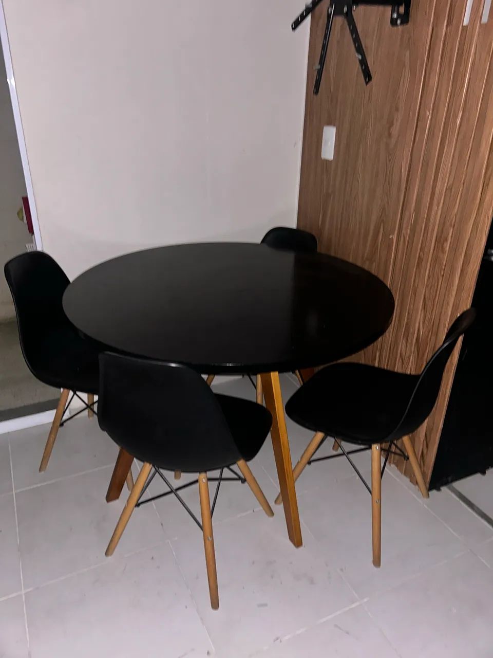 Mesa de jantar com 4 cadeiras 