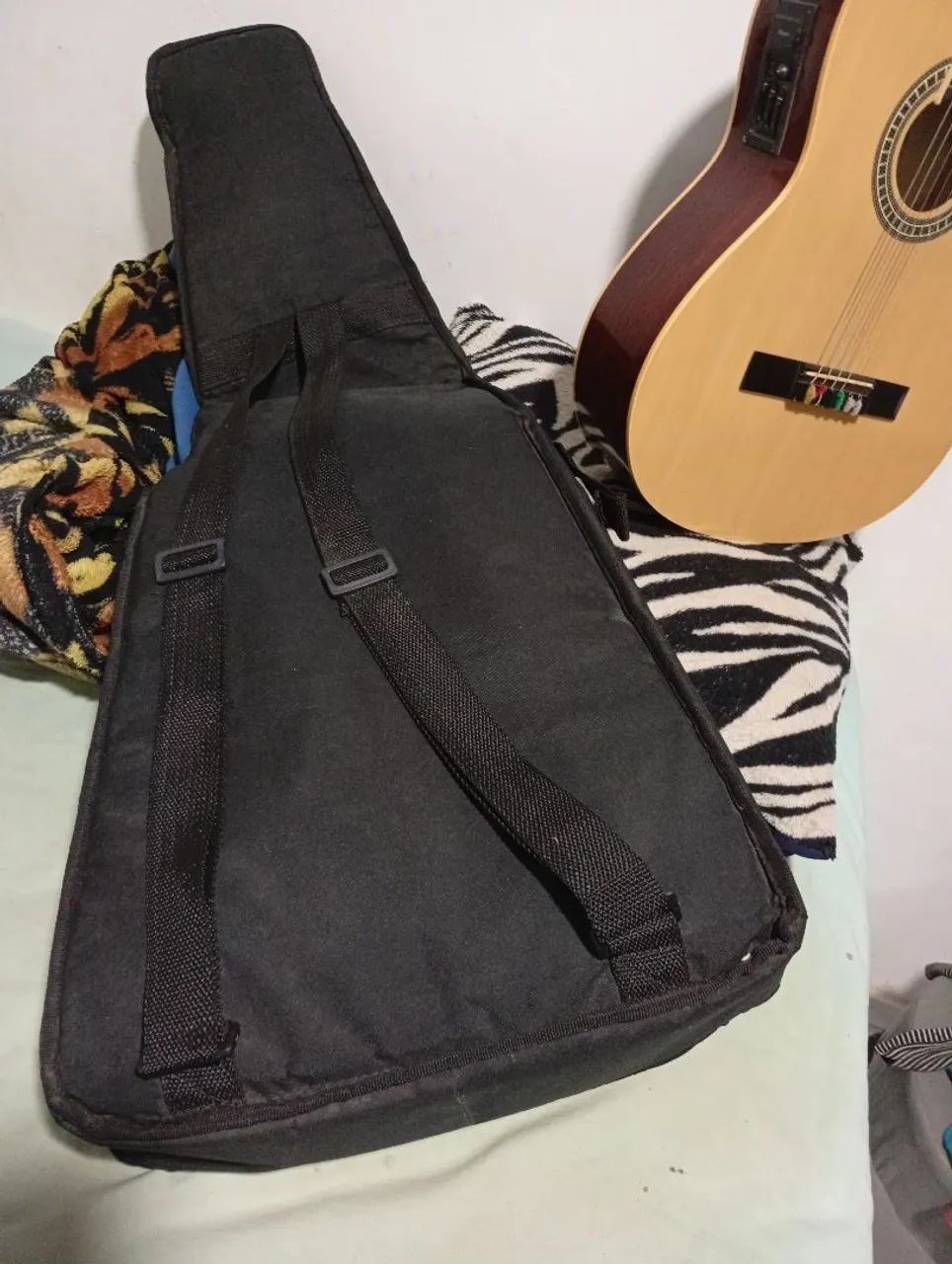 Um violão da marca Mempkis com a capa - Foto 2