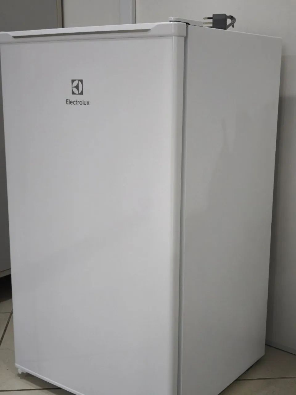 Frigobar Electrolux 90L