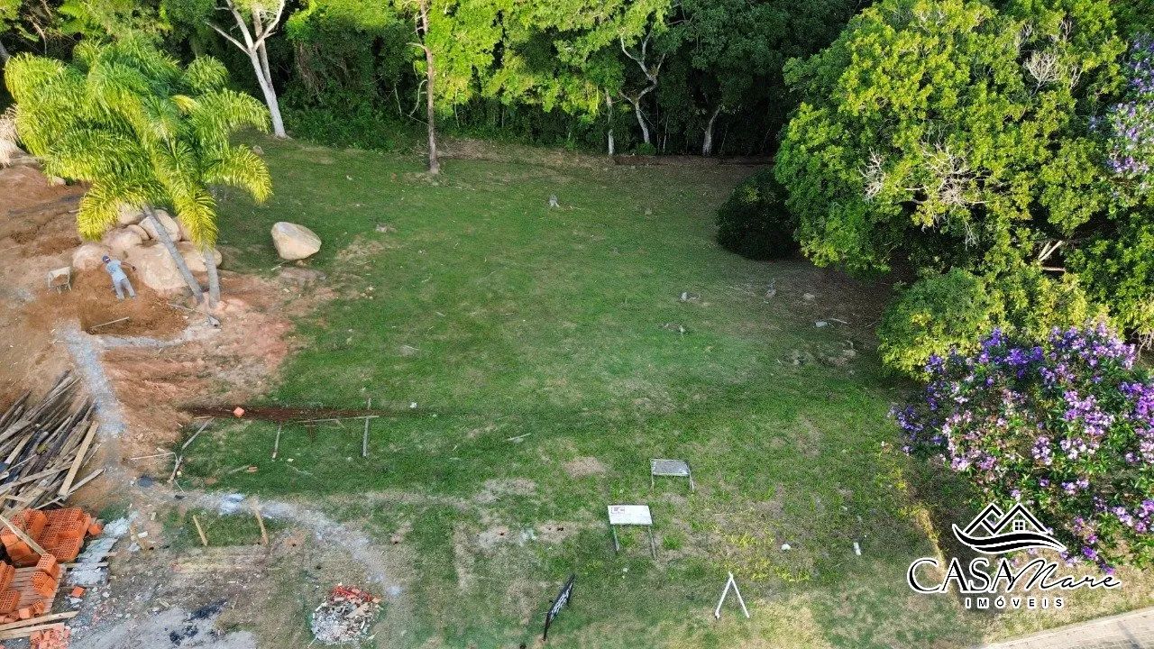 Terreno à venda em condomínio fechado no Cacupé.
