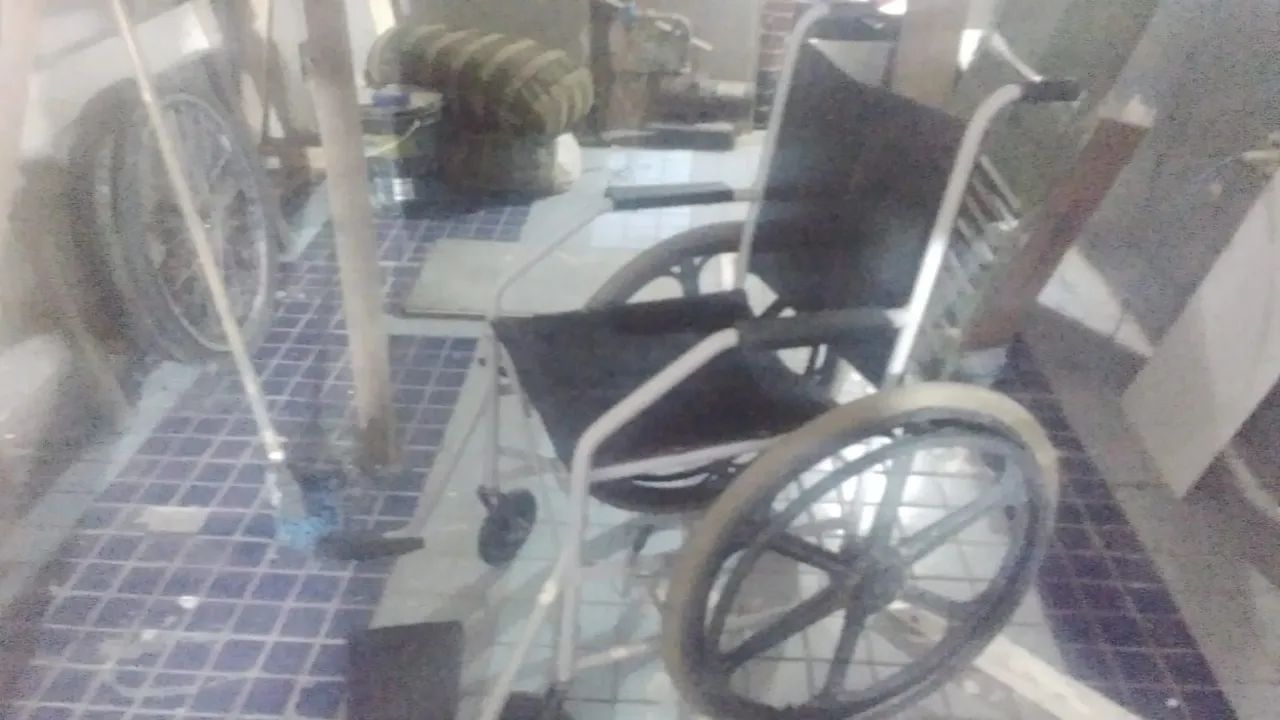Cadeira de rodas semi nova