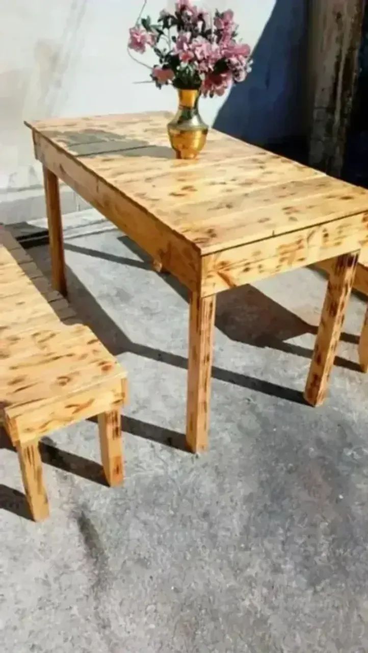 Mesa de madeira maciça toda parafusada e reforçada com dois bancos machetada e envernizada - Foto 3