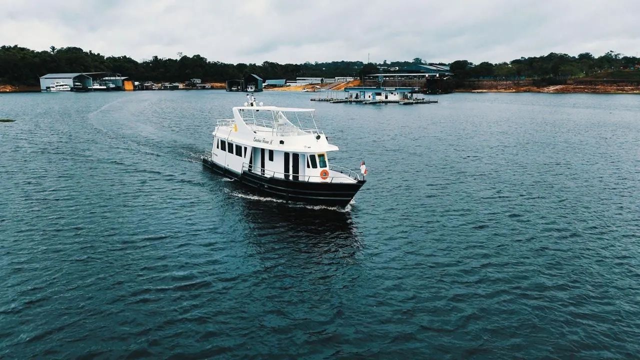 Barco estilo iate 