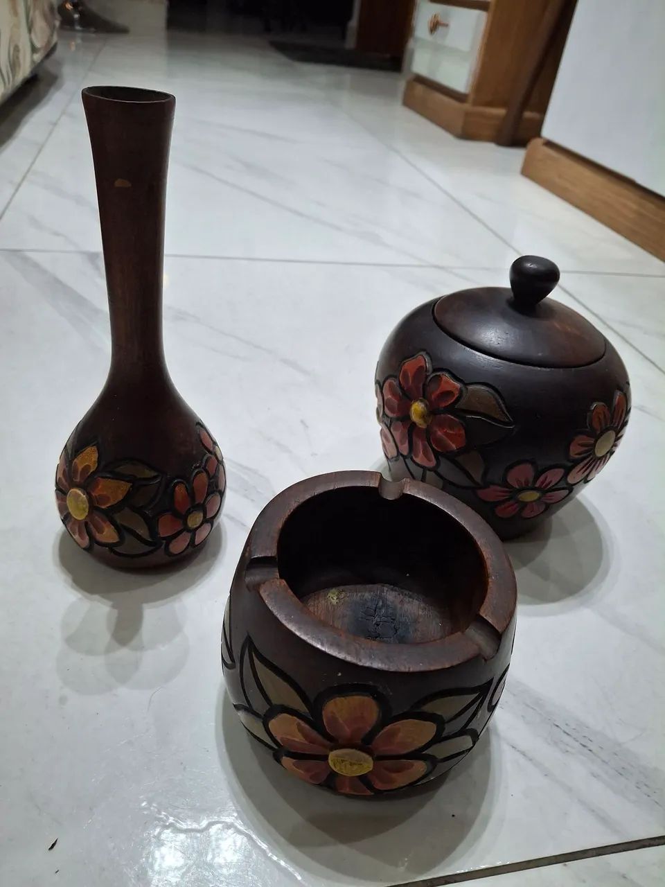 Kit em madeira talhada