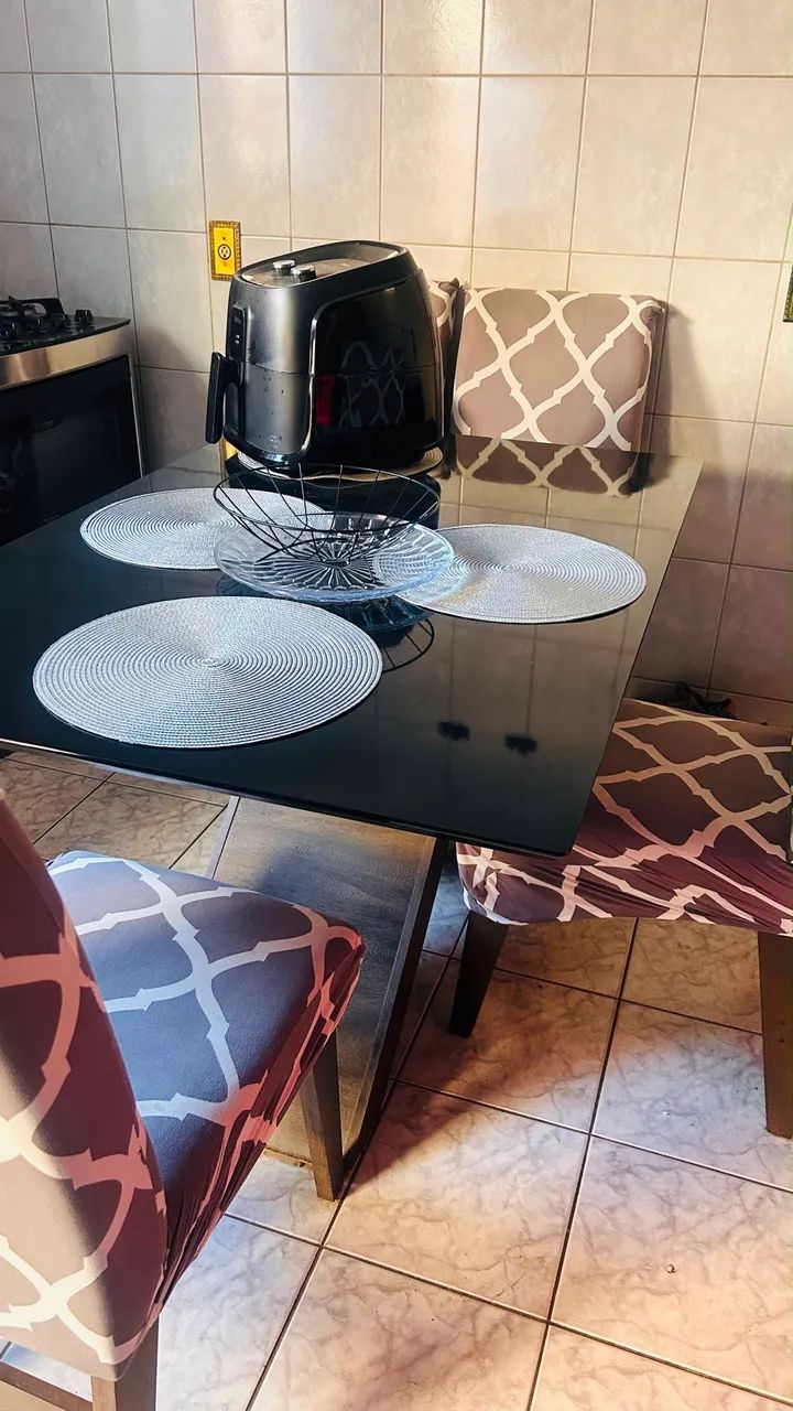 Mesa de jantar com 4 cadeiras 