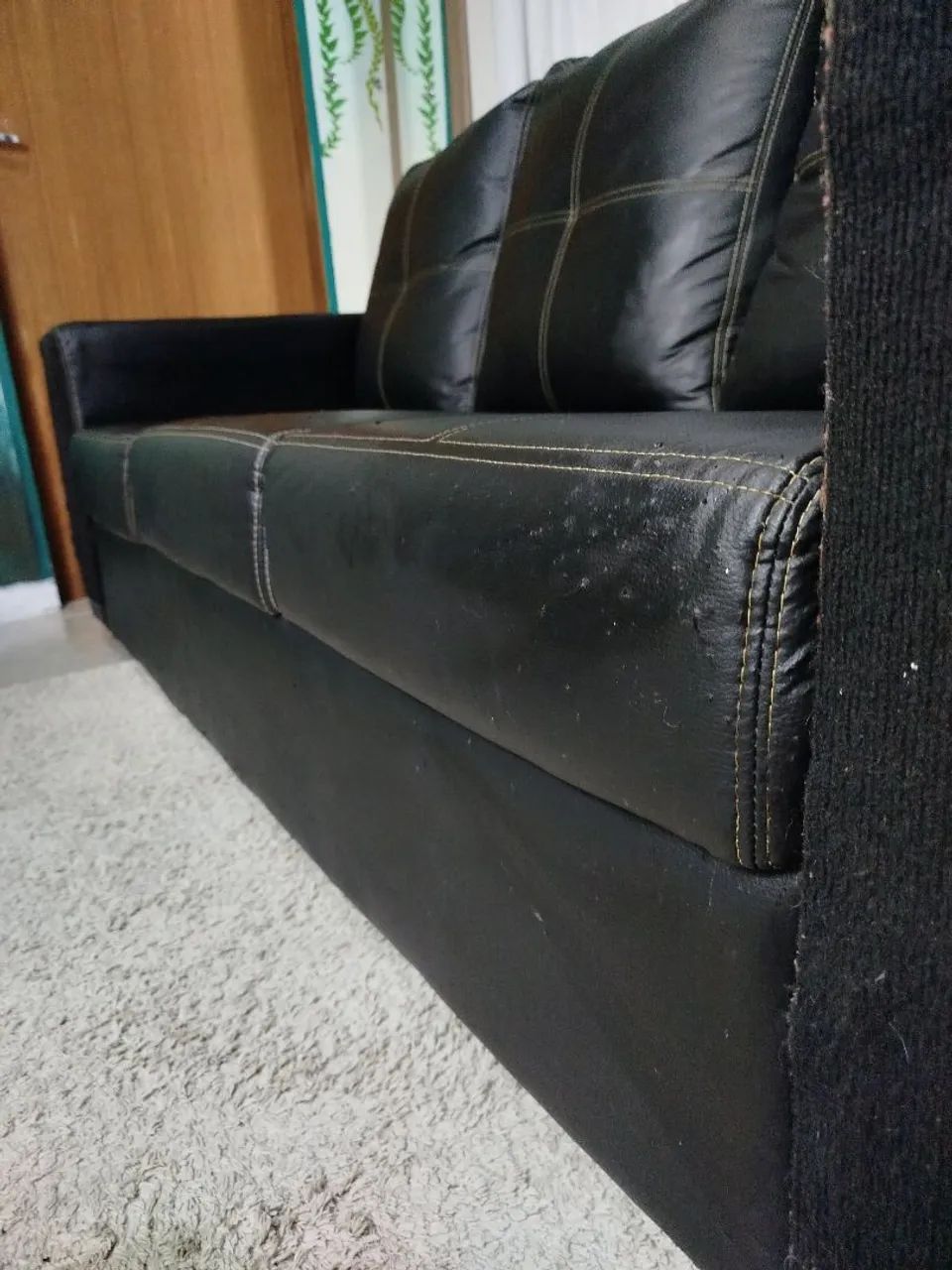Sofá preto 3 lugares grande e confortável - ótimo estado - Foto 5