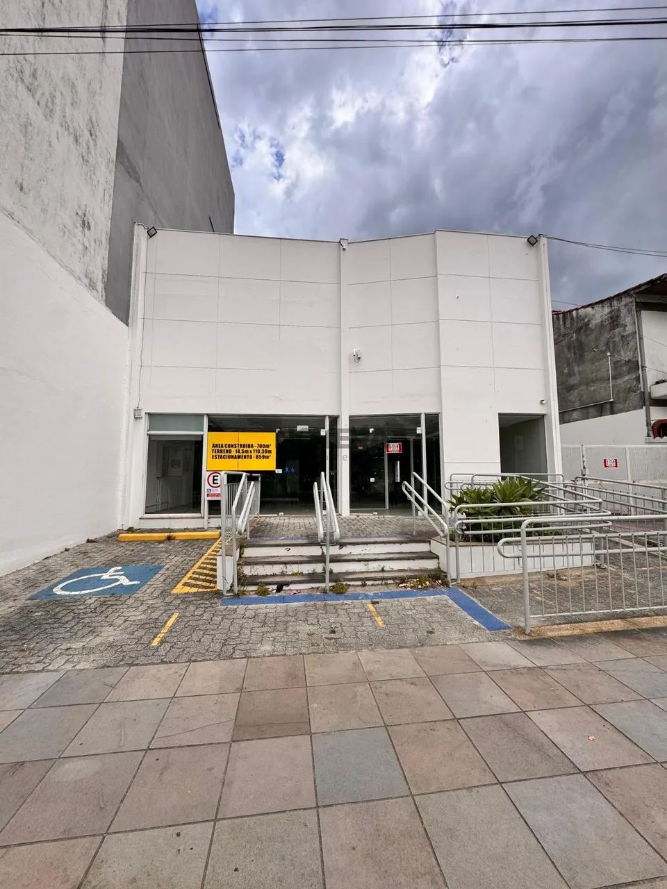 Prédio comercial com estacionamento ideal para investidores - Foto 2