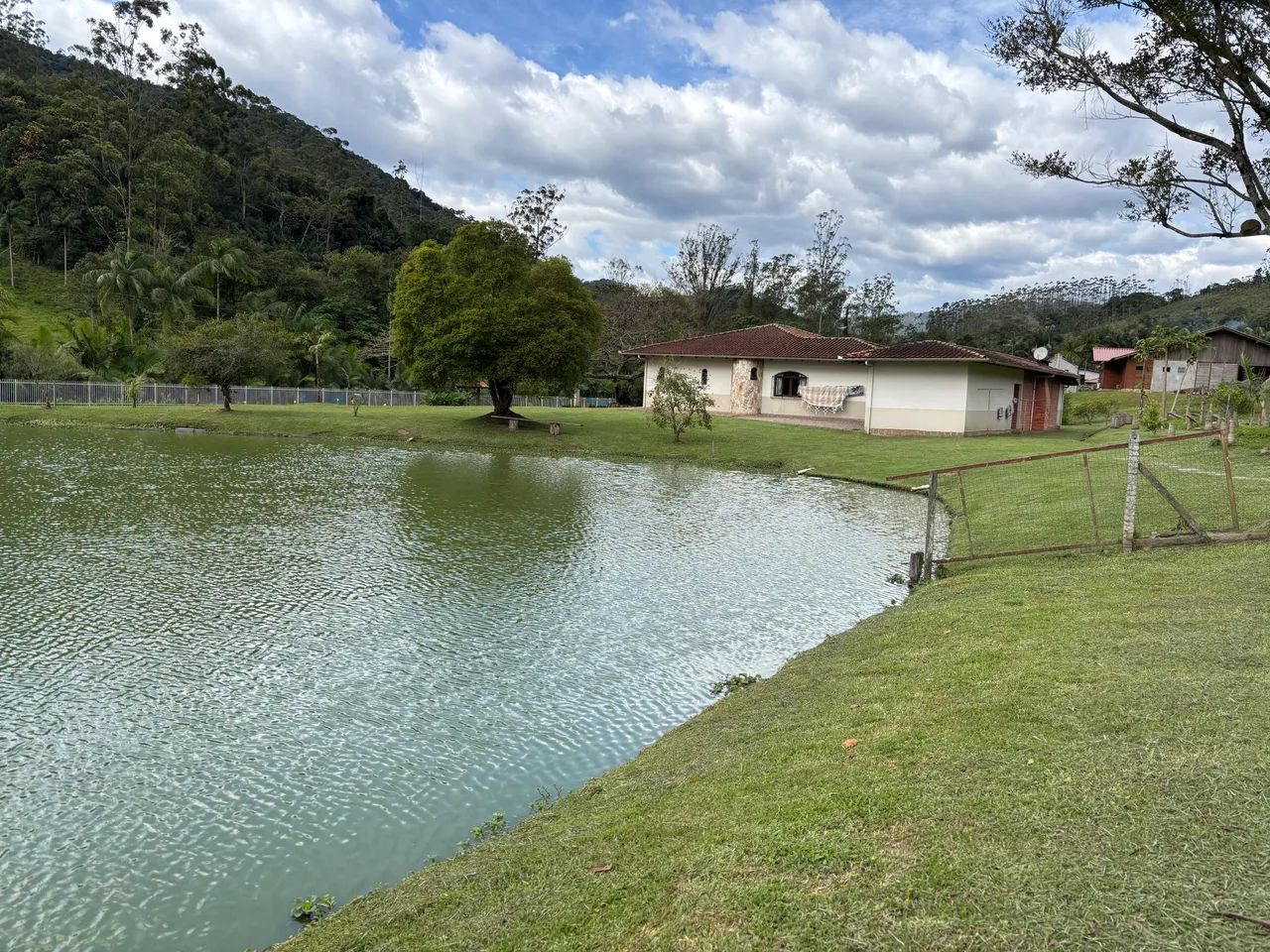 Sitio dos sonhos em APIÚNA com casa de alvenaria, piscina e lago!  