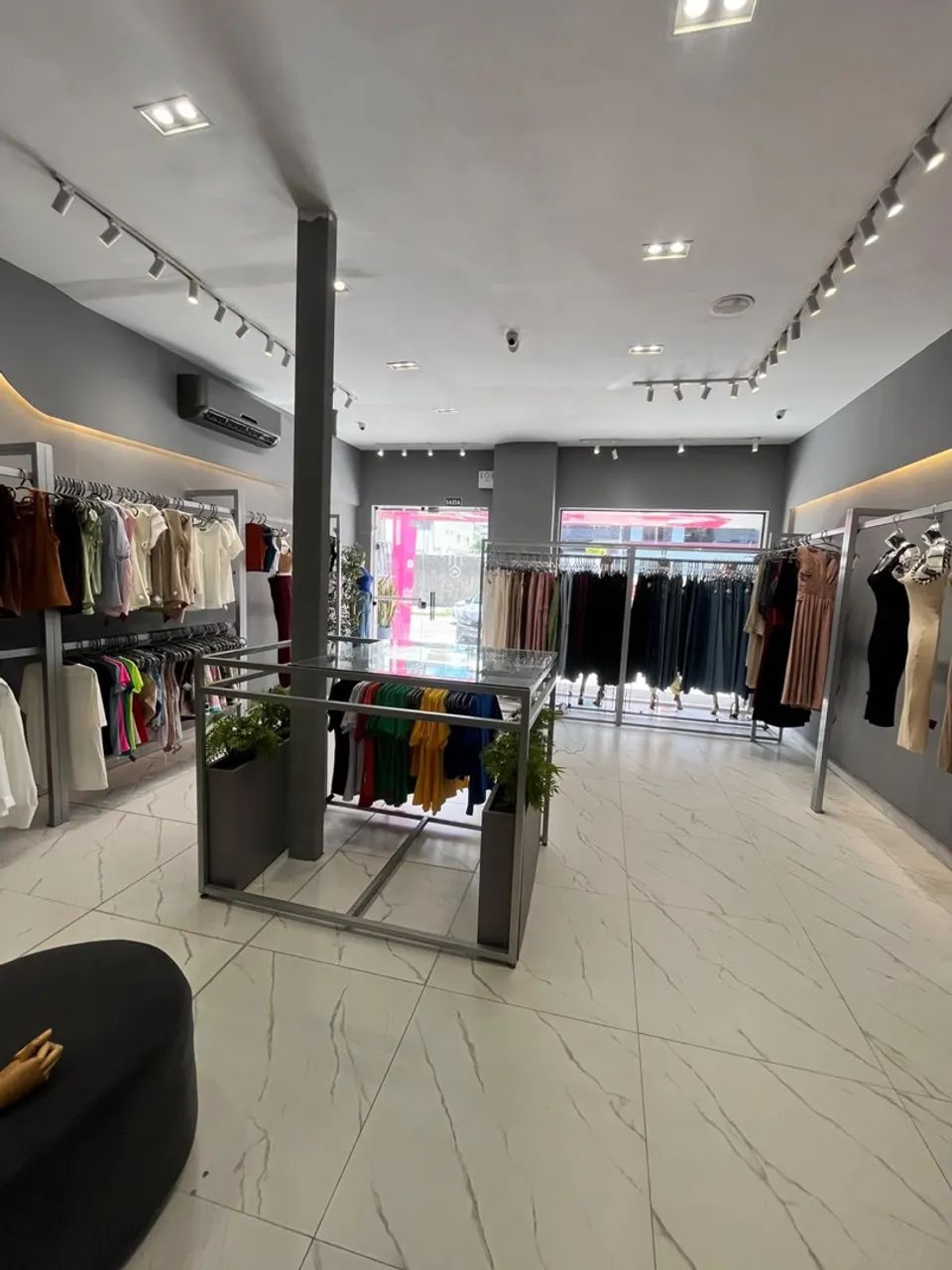 Repasse de estrutura de loja de roupa 