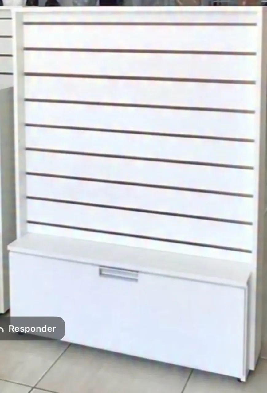 Painel canelatado com gaveteiro
