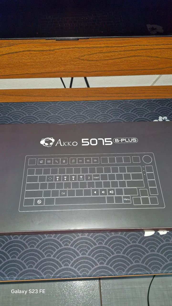 Teclado mecânico akko 5075B Plus