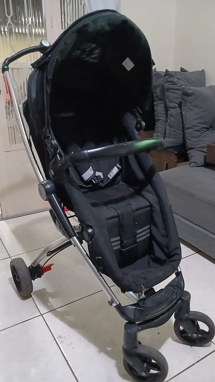 Vendo carrinho de bebê,  em ótima conservação,  muito prático pra montar e desmontar.