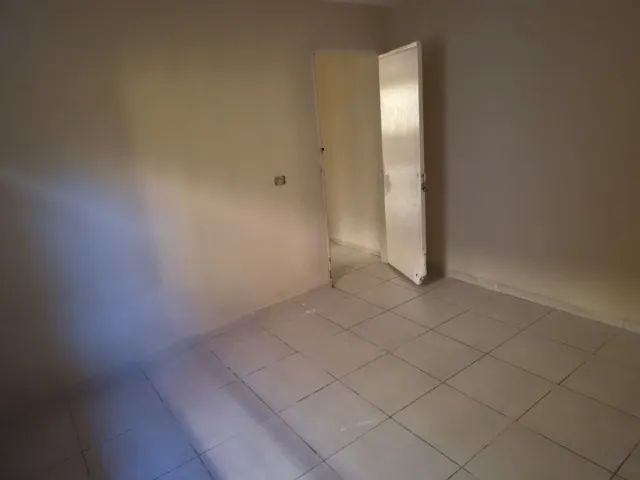 Alugo casa de 3 cômodos, area e banheiro - Foto 2