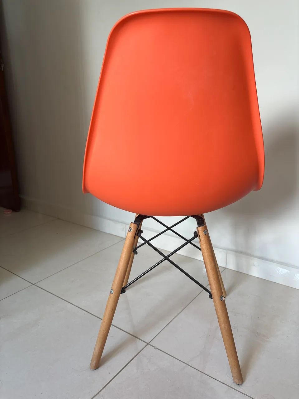 CADEIRA CHARLES EAMES EIFFEL LARANJA PÉS DE MADEIRA PALITO - EXCELENTE ESTADO - Foto 3