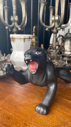 Antiga pantera negra de gesso 
