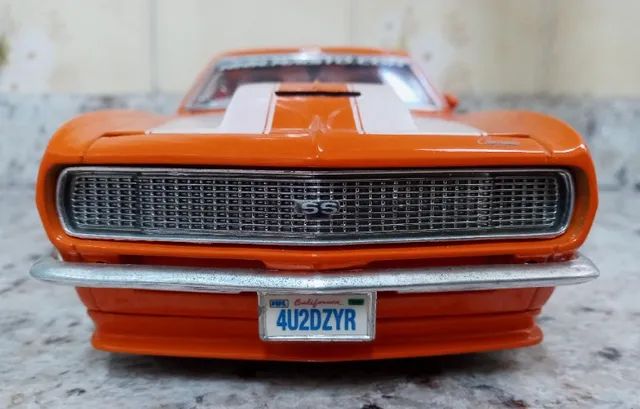 Chevrolet Camaro Z/28  - 1968 - 1:18 - Maisto Colecionador (laranja)