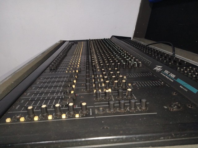 mesa de som Peavey console com hard case modelo SRC-2400 super conservada black friday - Foto 4