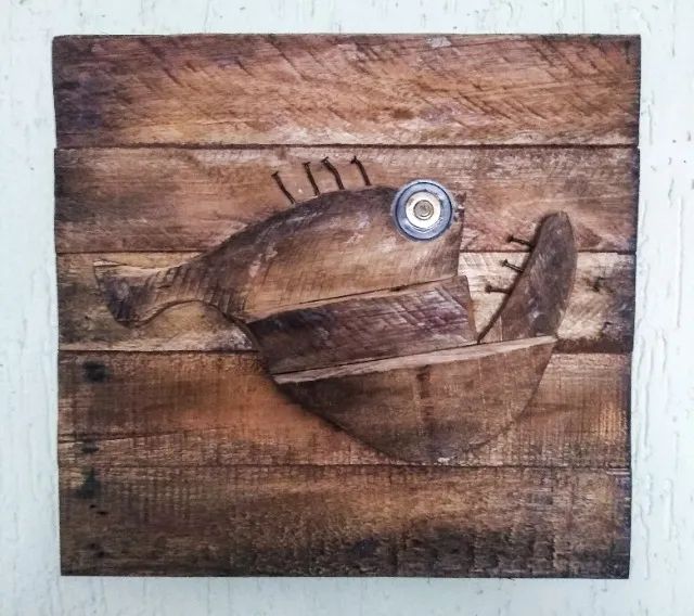 Onda de Sustentabilidade: Quadro Decorativo de Madeira Reciclada com Peixe Estilizado
