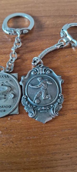  Futebol anos 50/60 Raros Chaveiros Maracanã, Jogador e Escudo - Foto 5