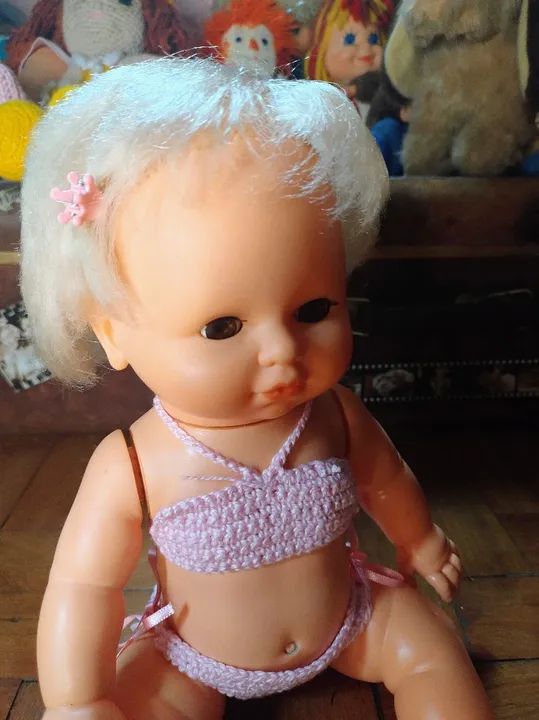 Boneca antiga de vinil com biquíni de crochê - Foto 5
