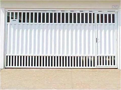 Portões em chapa reforçada com social para garagem. - Foto 3