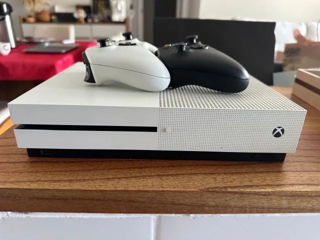 Xbox one s 1TB c/ 2 controles - Foto 2