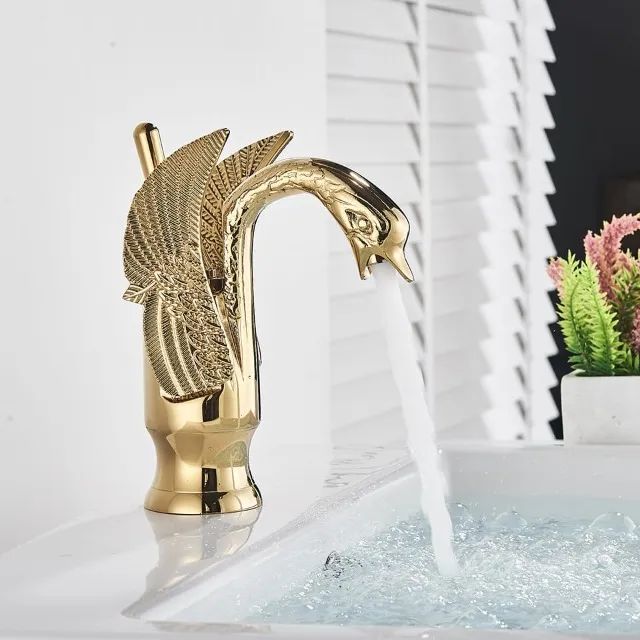 Torneira Monocomando Misturador Banheiro Lavabo Dourado Forma de cisne