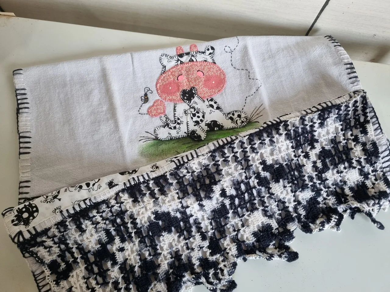 Pano de prato bordado com bico de crochê 