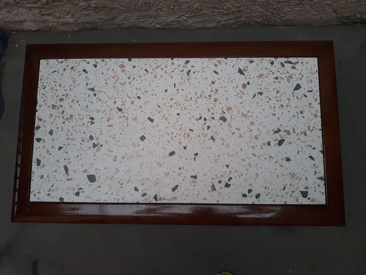 Mesa de Centro/ Lateral padrão mogno com tampo em porcelanato