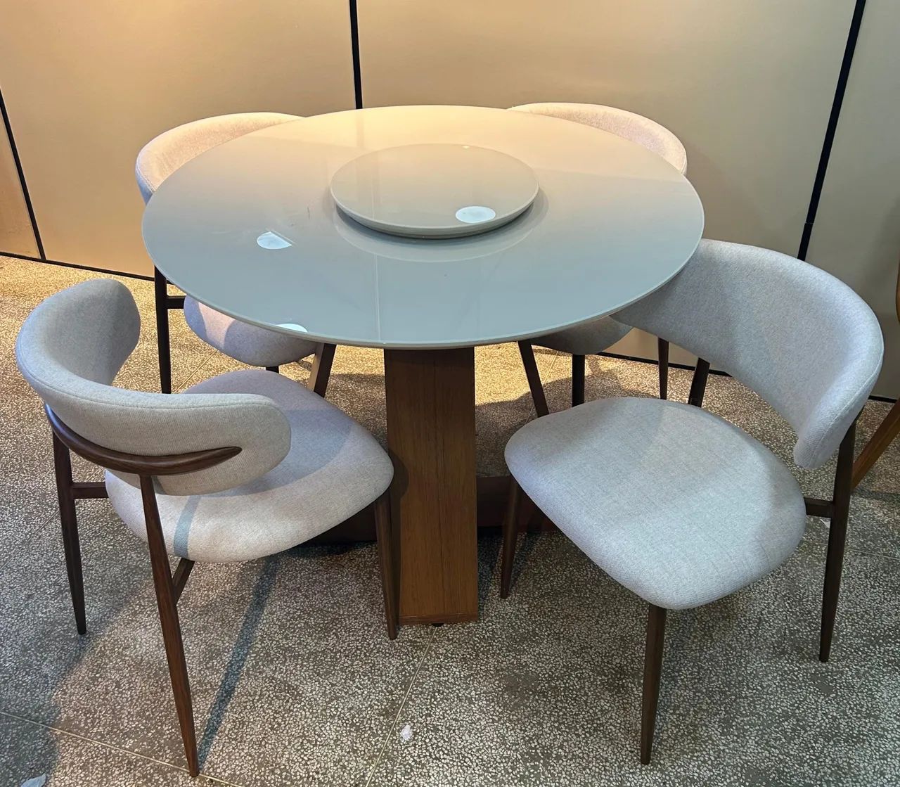 Mesa de Jantar Redonda com 4 Cadeiras Design Moderno com gira prato  - Foto 3