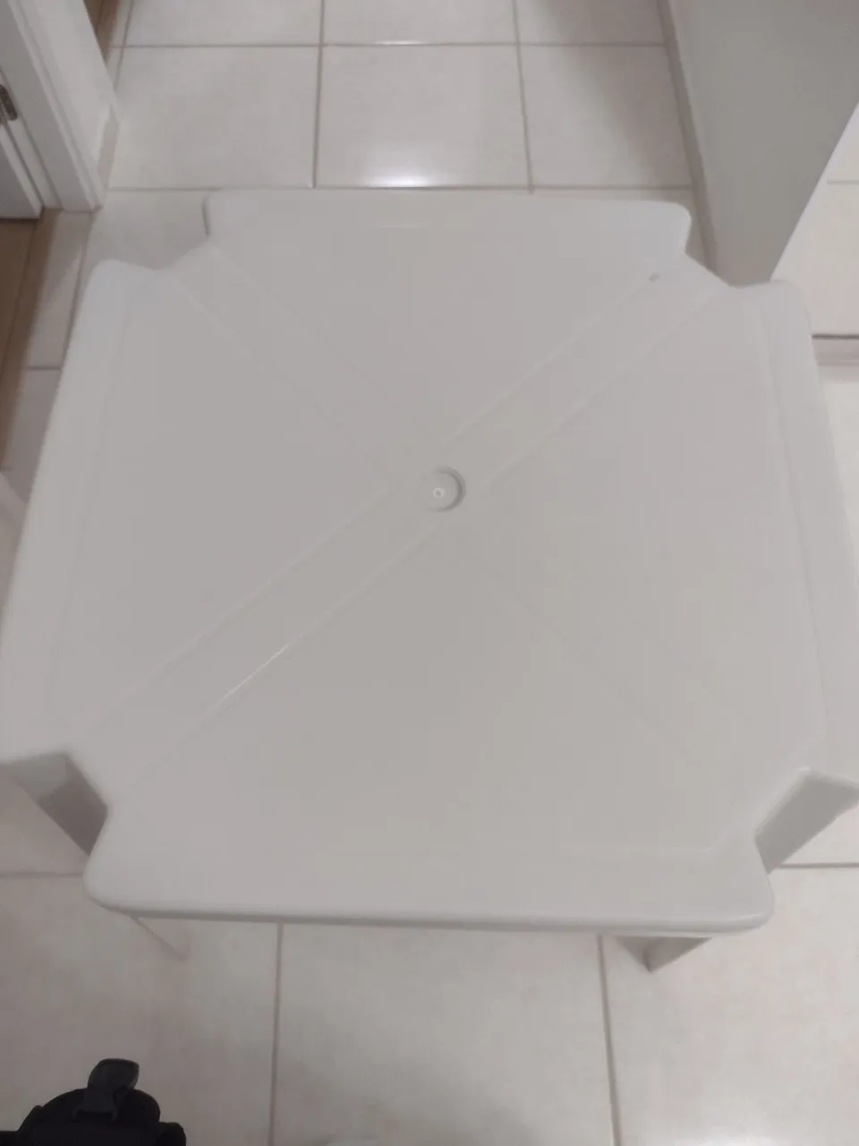 Mesa Plástica Quadrada - Perfeita para Diversos Ambientes