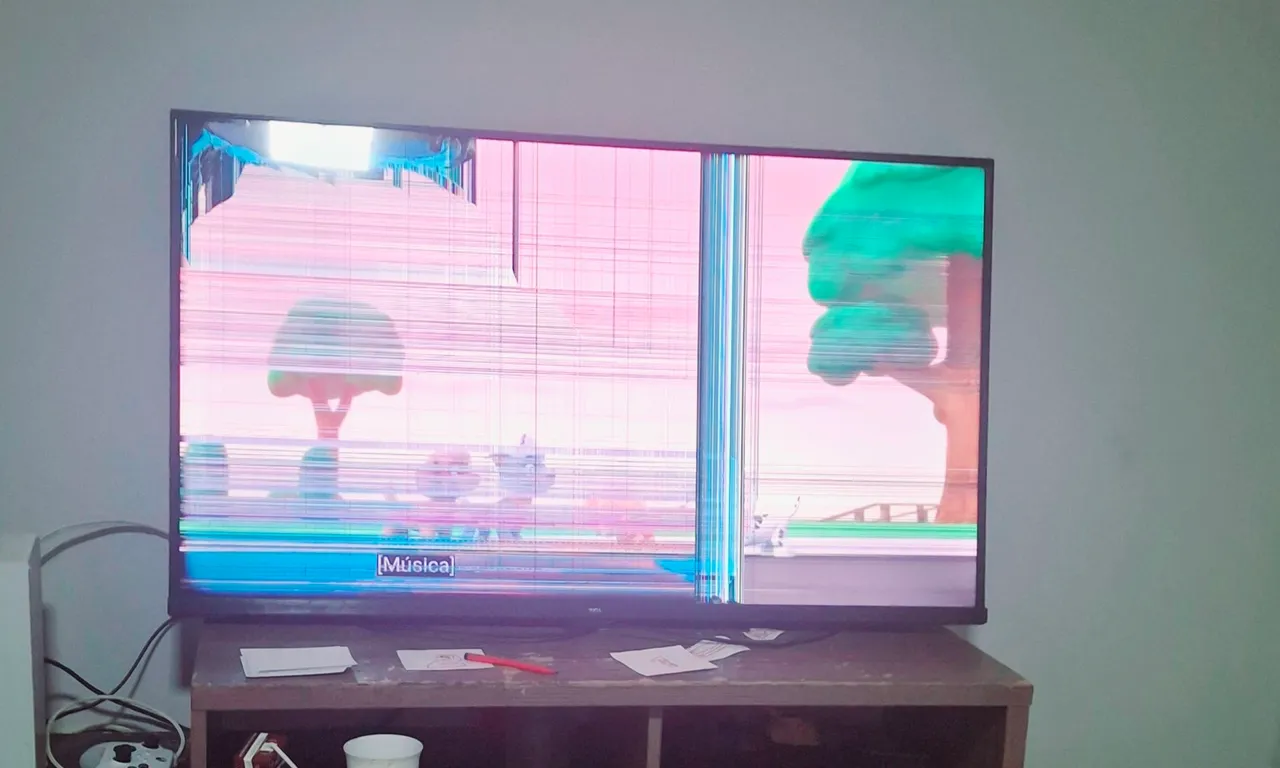 TV TCL com tela danificada 150