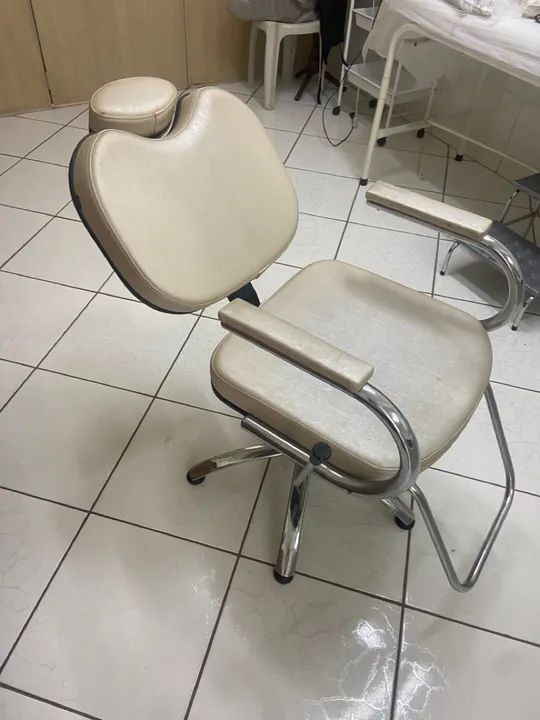 Cadeira de Barbeiro - Estofada e Ajustável - Foto 6