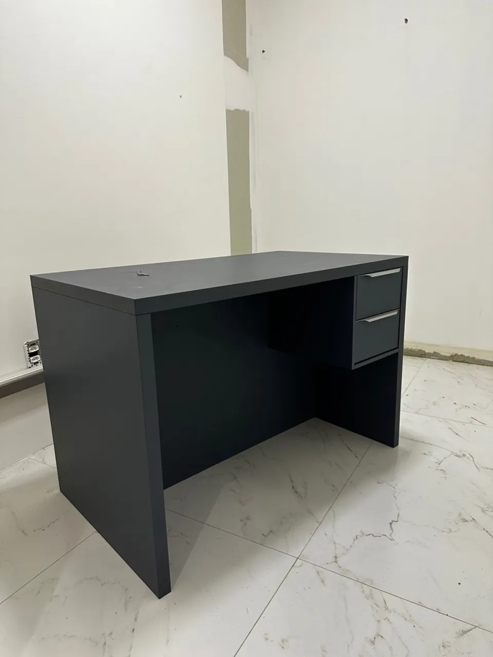 Escrivaninha moderna preta com gavetas