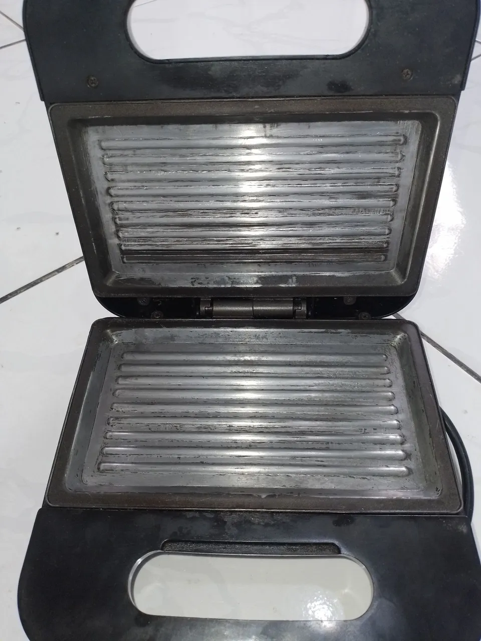 Grill/Sanduicheira Elétrica - Ideal para Grelhar e Preparar Refeições