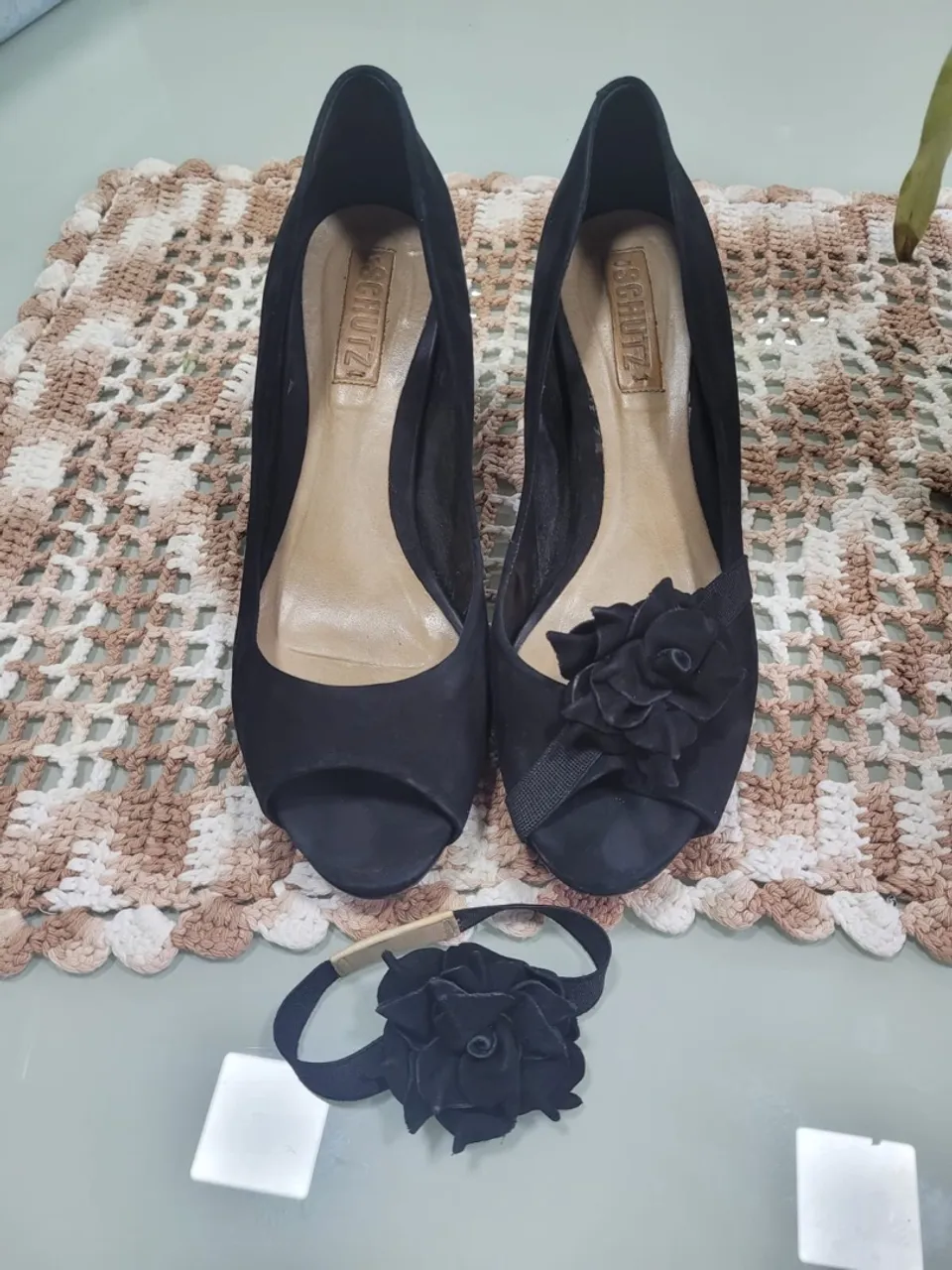 Sandália Schutz Preta com Detalhe de Flor
