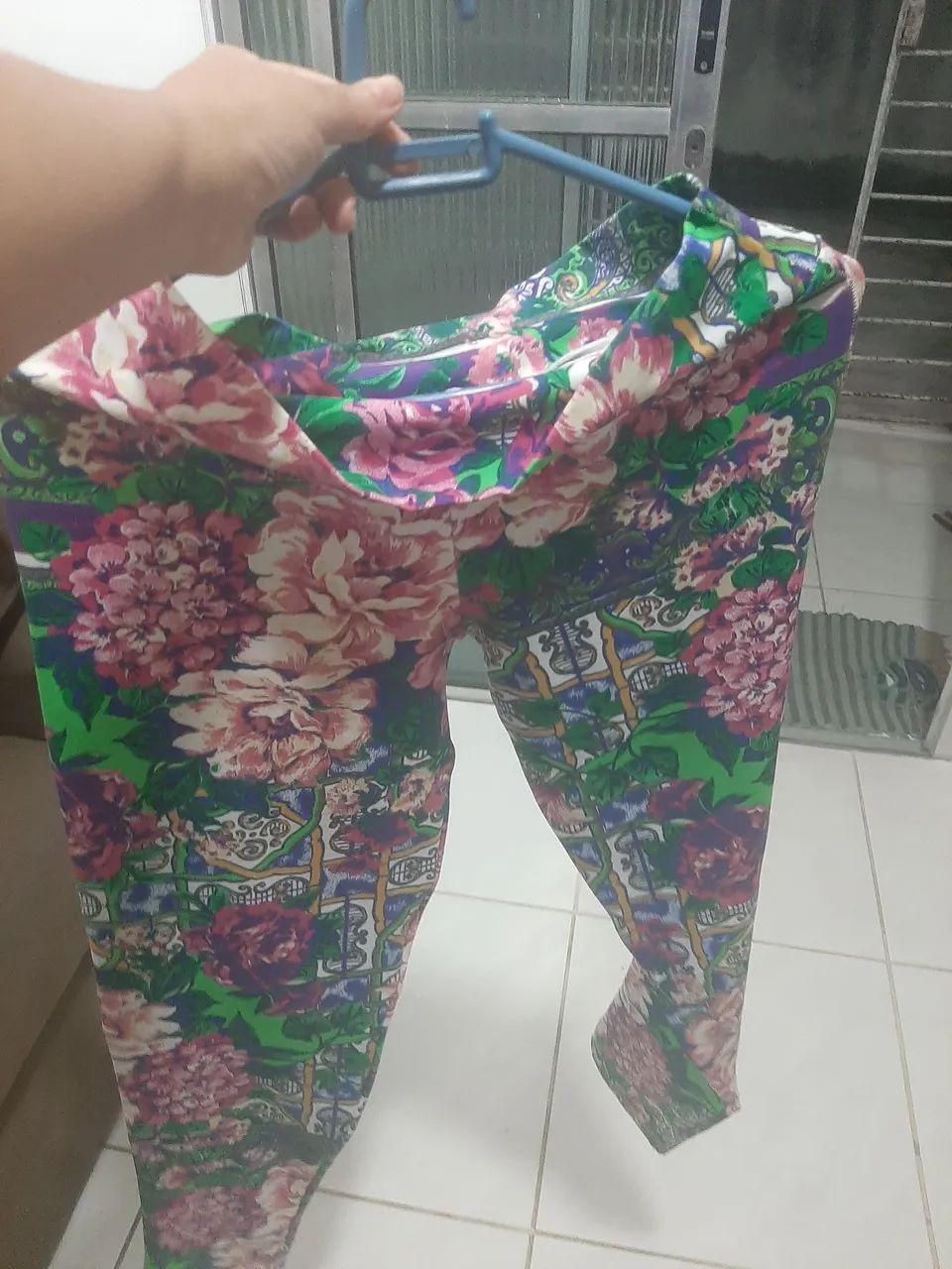 Calça estampada floral tamanho G