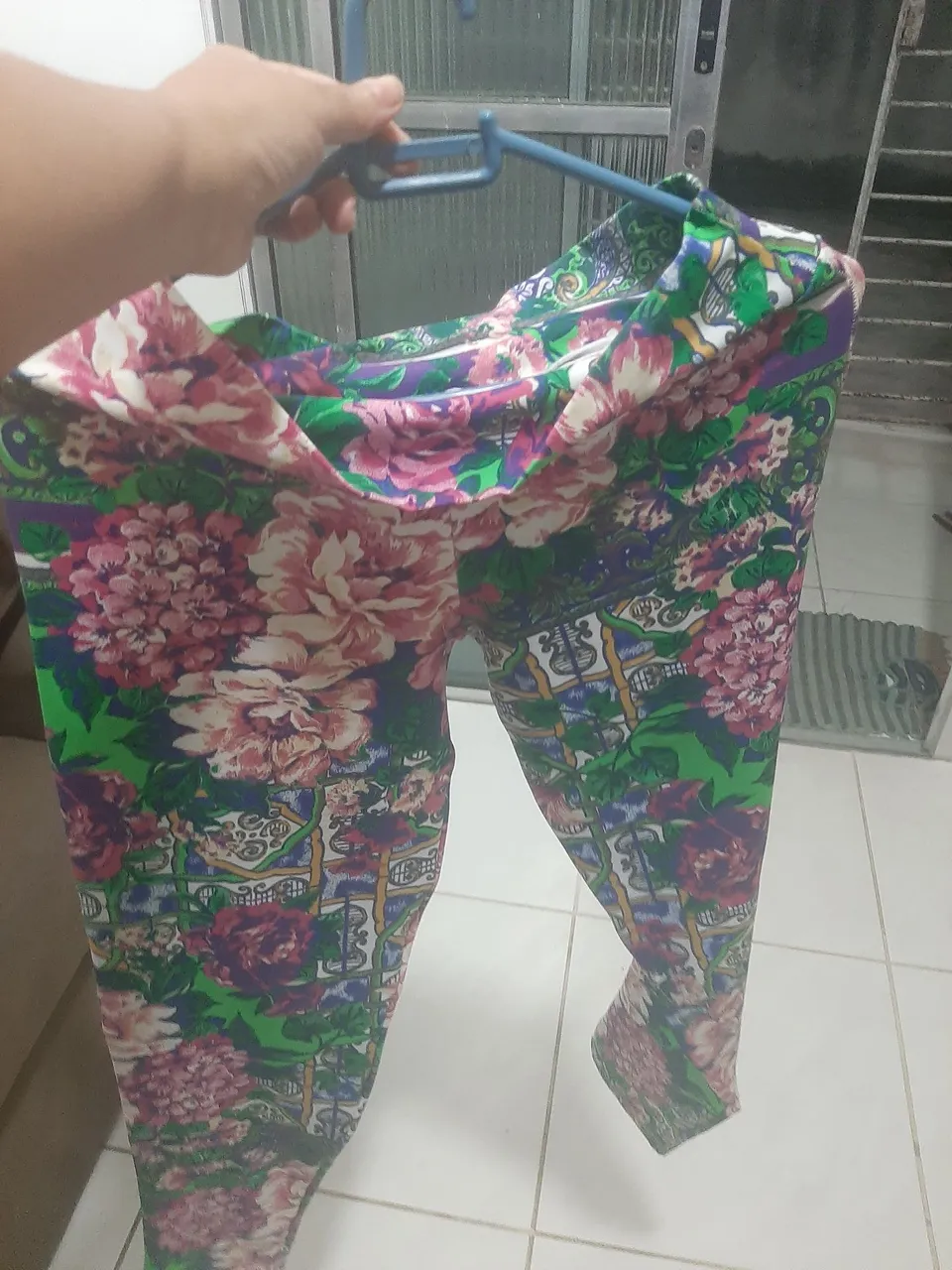 Calça estampada floral tamanho G