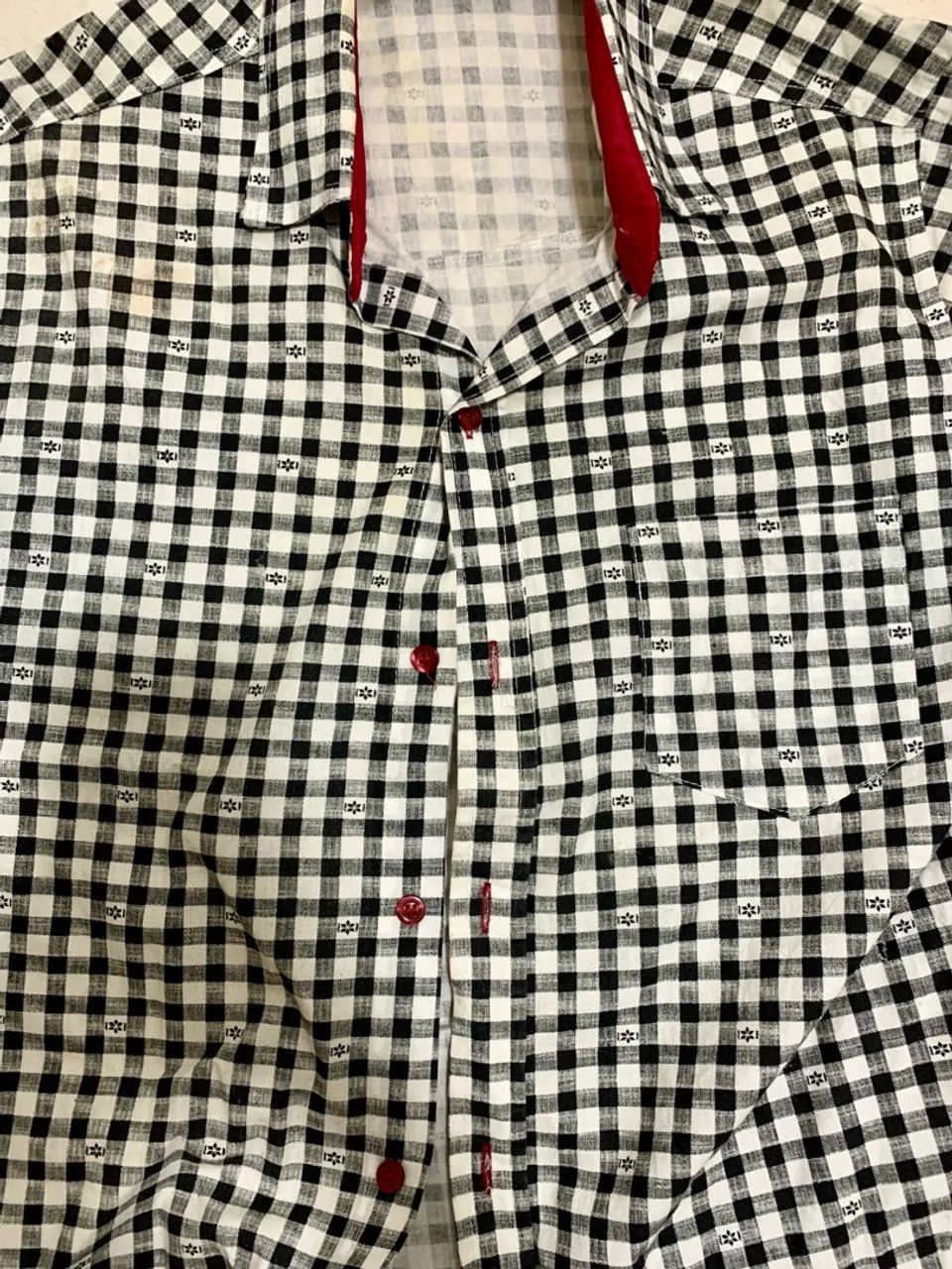 Camisa Xadrez Preto e Branco com Detalhe Vermelho - Foto 2