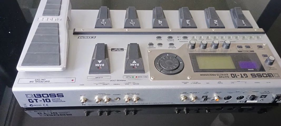 Pedaleira: Boss GT-10 Guitar Effects Processor - Foto 3