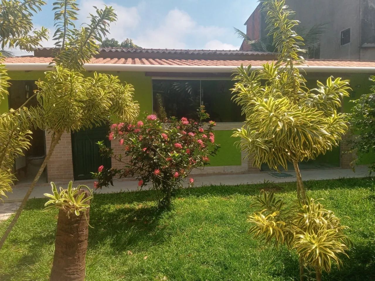 Casa com terreno, piscina e loja em Saquarema 250.000