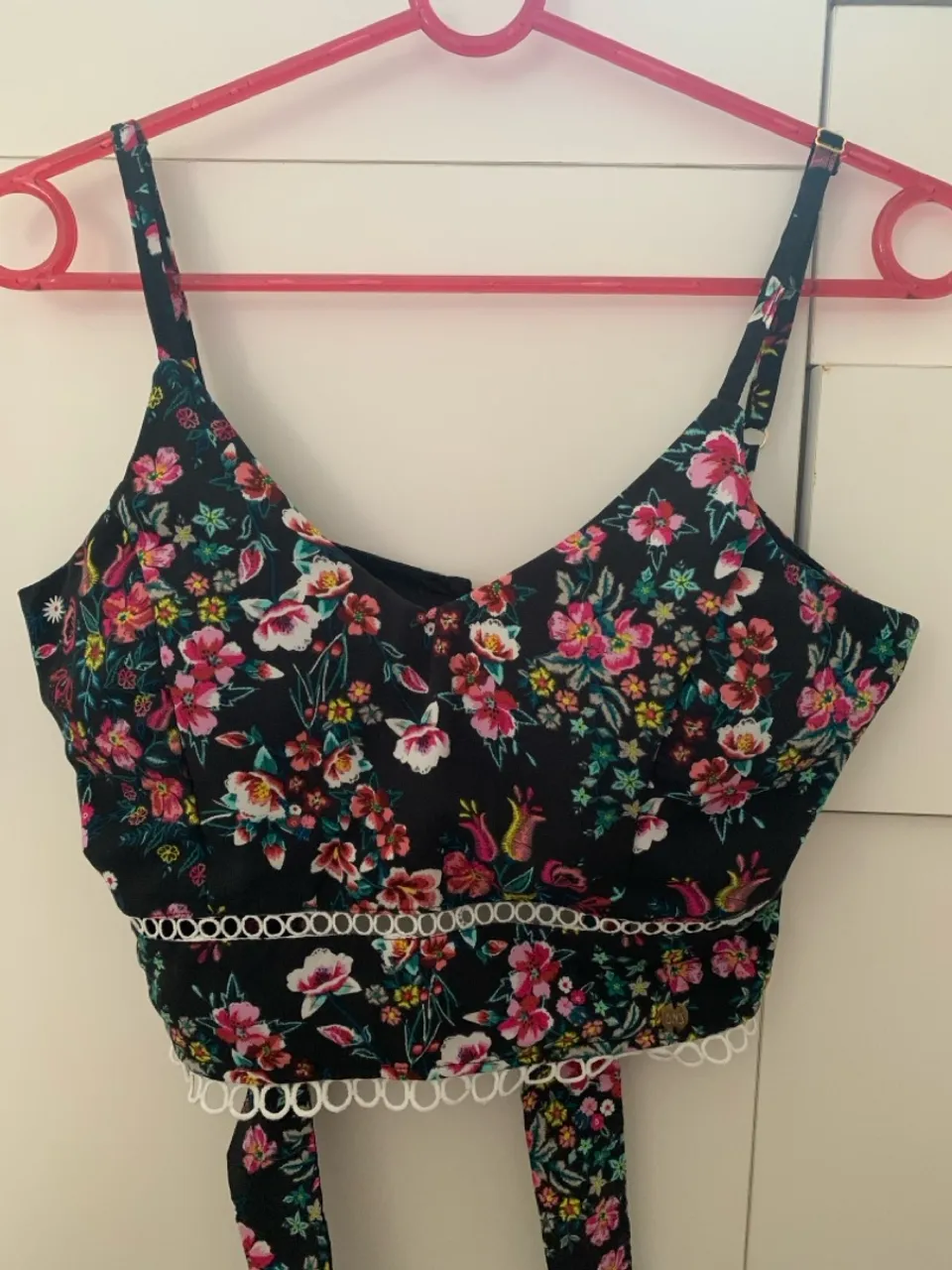 Top Cropped Floral Preto com Detalhes