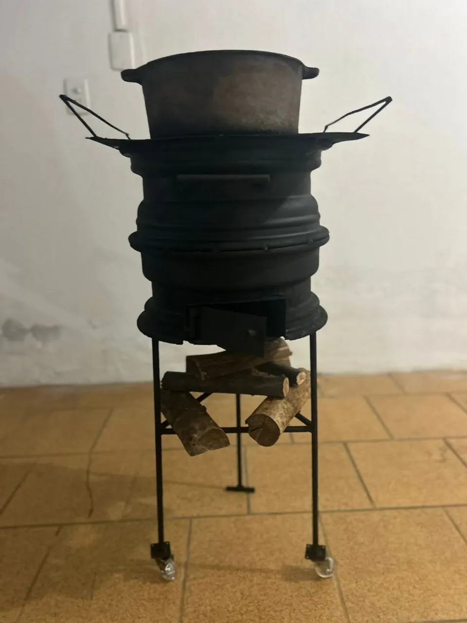 Fogão a lenha artesanal com rodas