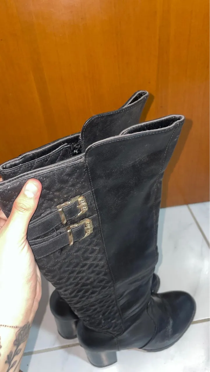 Bota Feminina Preta com Detalhes e Fivela
