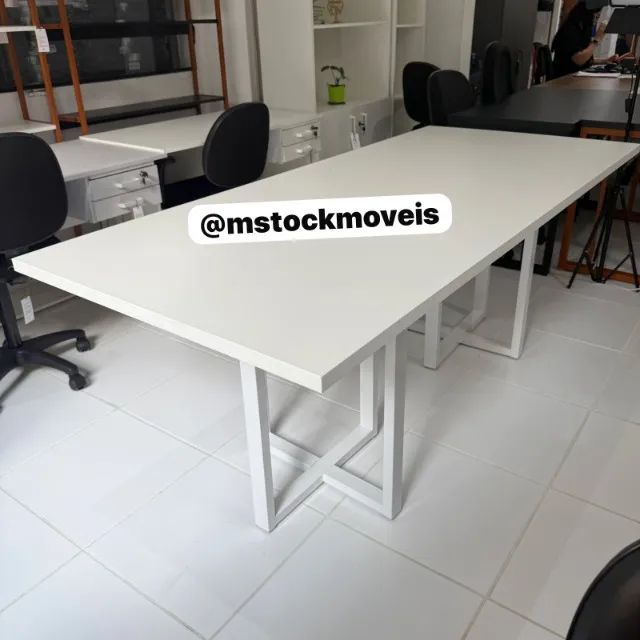mesa de reuniåo retangular branca medindo 2,00 x 0,90m